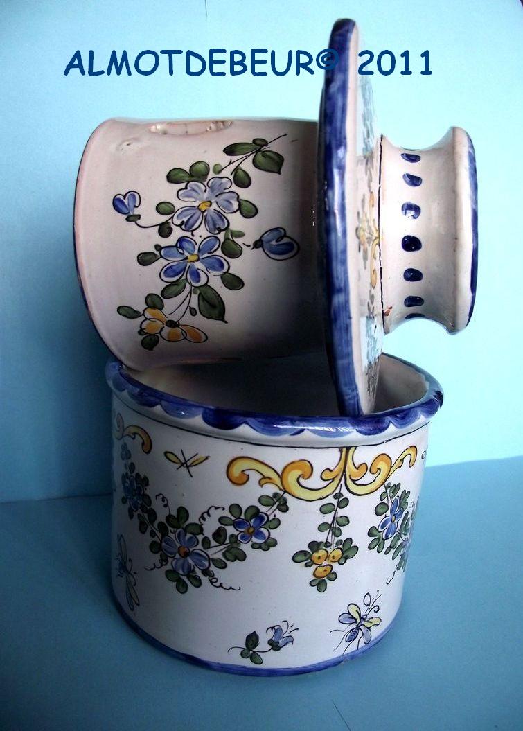 Beurrier antique en porcelaine rose à motifs floraux